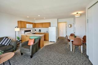 Oceanfront Suite - Sleeps Six - Full Kitchen - Pool and Hot Tub - 4