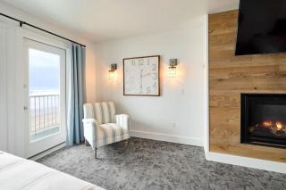 Deluxe Suite for 6 King Bed & Ocean Views Pool and Hot Tub - 6
