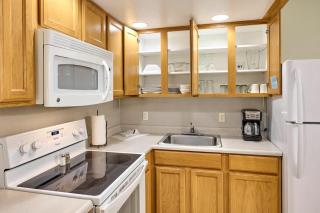Oceanfront Fireplace Suite - Full Kitchen - Pool & Hot Tub - 3