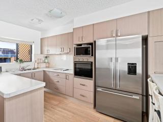 Palm Breeze - Hosted by Burleigh Letting - Gold Coast - 5