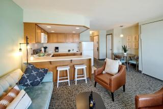King Suite - Top Floor - Ocean View - Beach Access - Pool & Hot Tub - 2