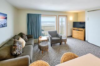 Oceanfront Family Suite - Full Kitchen - Beautiful Views and Pool & Hot Tub Access - 0