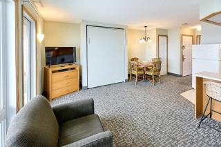 Oceanfront Family Suite - Full Kitchen - Beautiful Views and Pool & Hot Tub Access - 4