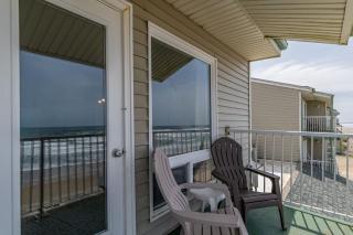 Oceanfront King Suite - Beach Access - Pool and Hot Tub - 8