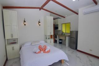 New, Hilltop Bungalow 1 W- Spectacular Volcano View - 2