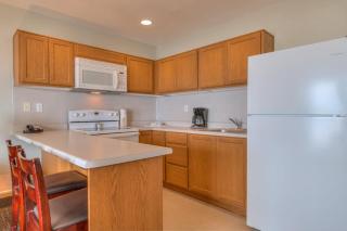 Oceanfront Suite - 2 Queen Beds - Beach Access - Pool and Hot Tub - 4