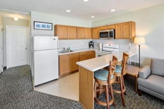 King Suite - Oceanfront Balcony & Central Location - Pool & Hot Tub - 2