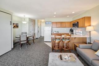 King Suite - Oceanfront Balcony & Central Location - Pool & Hot Tub - 2