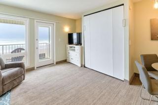 Stunning Oceanfront Suite - Full Kitchen - Pool and Hot Tub - 6