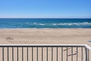 Stunning Oceanfront Suite - Full Kitchen - Pool and Hot Tub - 3