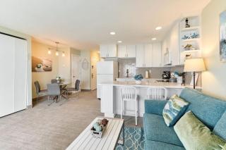 Stunning Oceanfront Suite - Full Kitchen - Pool and Hot Tub - 2