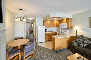 Top-Floor Deluxe Suite With Ocean View - Sleeps Six - 1