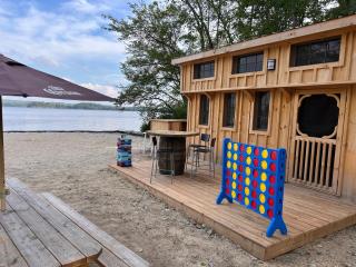 Waterfront cottage with hot tub & private beach in Muskokas - 9