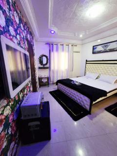 Chambre Meublé avec Toillette intérieure chauffe eau Wi-Fi Smart Tv - 8