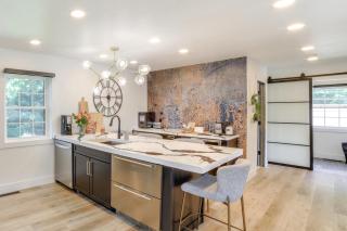 Walk to Waterfront Michigan Retreat with Game Room - Gladstone - 5