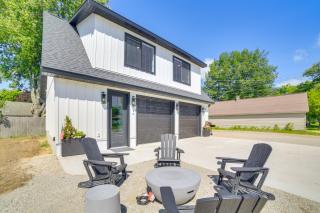 Walk to Waterfront Michigan Retreat with Game Room - Gladstone - 8