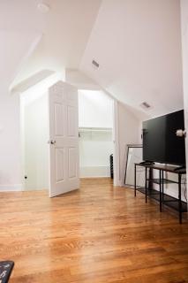 Joynest Loft - Private Entry & Bath - Newark - 2