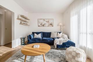 Velvet Bloom - Sunlit Comfort by Parks & Trails - Melbourne - 0