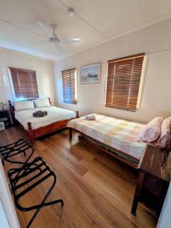 3 bed cottage nestled at centre of 21 acres in Blackbutt - - 2