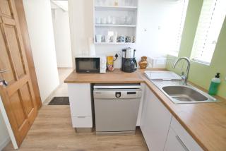 Sleek Retro Modern Apartment City Centre - 2