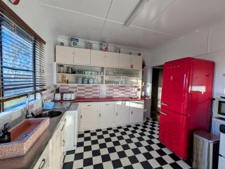 3 bed cottage nestled at centre of 21 acres in Blackbutt - - 6