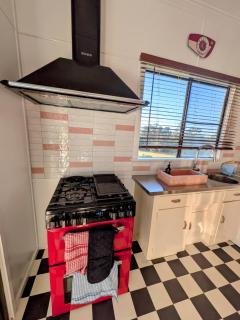3 bed cottage nestled at centre of 21 acres in Blackbutt - - 5