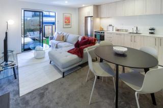 Sun-Soaked City Escape, 2BR and 2Bath Townhouse - Christchurch - 5