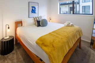 Sun-Soaked City Escape, 2BR and 2Bath Townhouse - Christchurch - 4