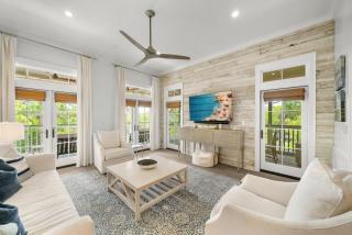 Molly's Beach Haven - 0