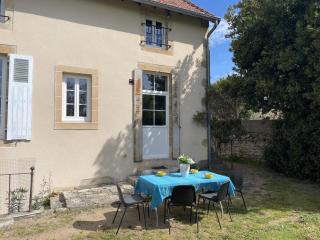 Maison de Campagne avec Jardin Clos, Wi-Fi, Animaux Acceptés et Proche Station Thermale Néris les Bains - FR-1-489-272 - - 1