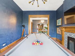 Wrigleyville Gem with Hidden Bar & Vintage Charm - Chicago - 8