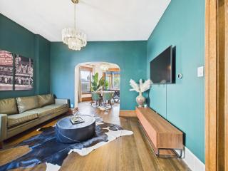 Wrigleyville Gem with Hidden Bar & Vintage Charm - Chicago - 4