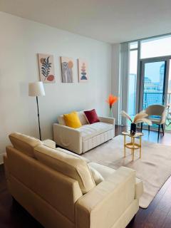 Modern One Bedroom Near Square One With Free Parking - 0