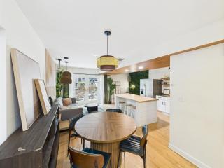 Charming City Getaway with Patio - Chicago - 8