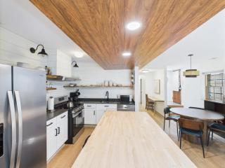 Charming City Getaway with Patio - Chicago - 3