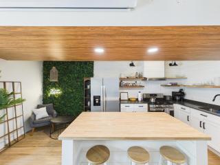 Charming City Getaway with Patio - Chicago - 9