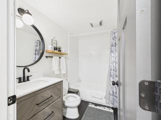 Charming City Getaway with Patio - Chicago - 5