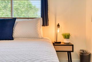 FlightDeck HotTub Fireplace NearAirport FamilyHome - 0