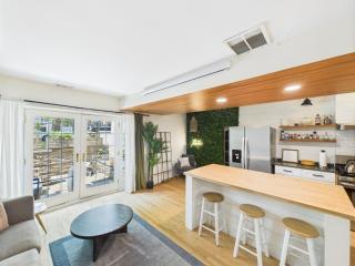 Charming City Getaway with Patio - Chicago - 6