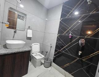 Hotel O Golden Swan Hotel - Ghaziabad - 1