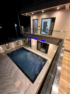 BluSplash Private Pool Villa - Lakāwās - 8