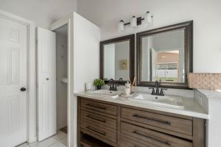 Chic & Cozy Hideaway - 7