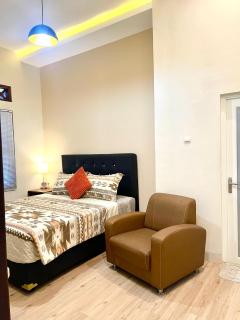 Ndalem Suryo Guesthouse - Yogyakarta - 8