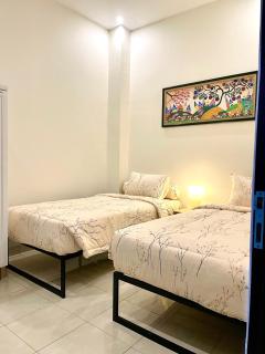 Ndalem Suryo Guesthouse - Yogyakarta - 9