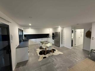 Beach Lane - Modern Coastal Stay - 0