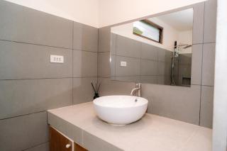 Surfer's Hideout - central two-storey HOUSE with garden & private balcony - 6