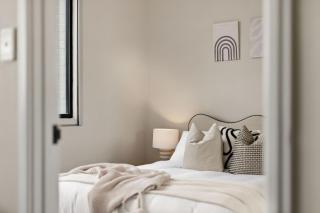 Spacious Apartment in East Perth - Walk to OPTUS Stadium, CBD, WACA - Perth - 2