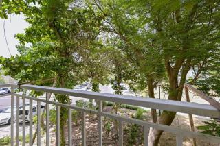 Spacious 1Bed Apt Building 189 Discovery Gardens - 8