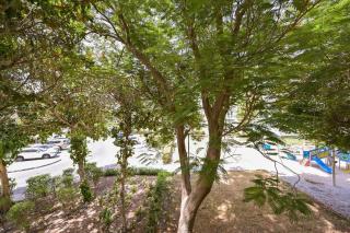 Spacious 1Bed Apt Building 189 Discovery Gardens - 3