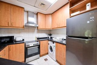 Spacious 1Bed Apt Building 189 Discovery Gardens - 2